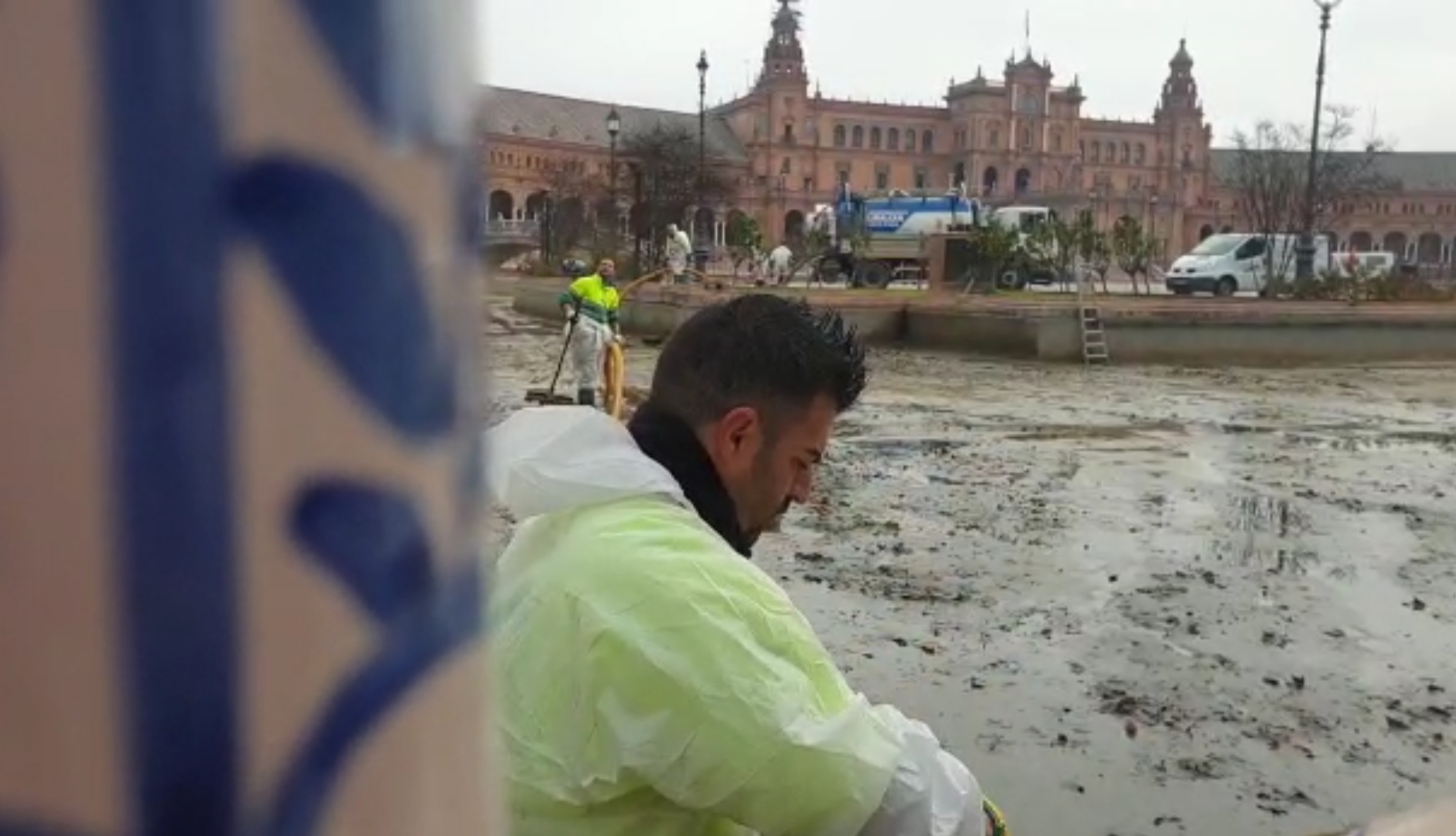 En este momento estás viendo Comienzan los trabajos anuales de limpieza de la ría de la plaza de España