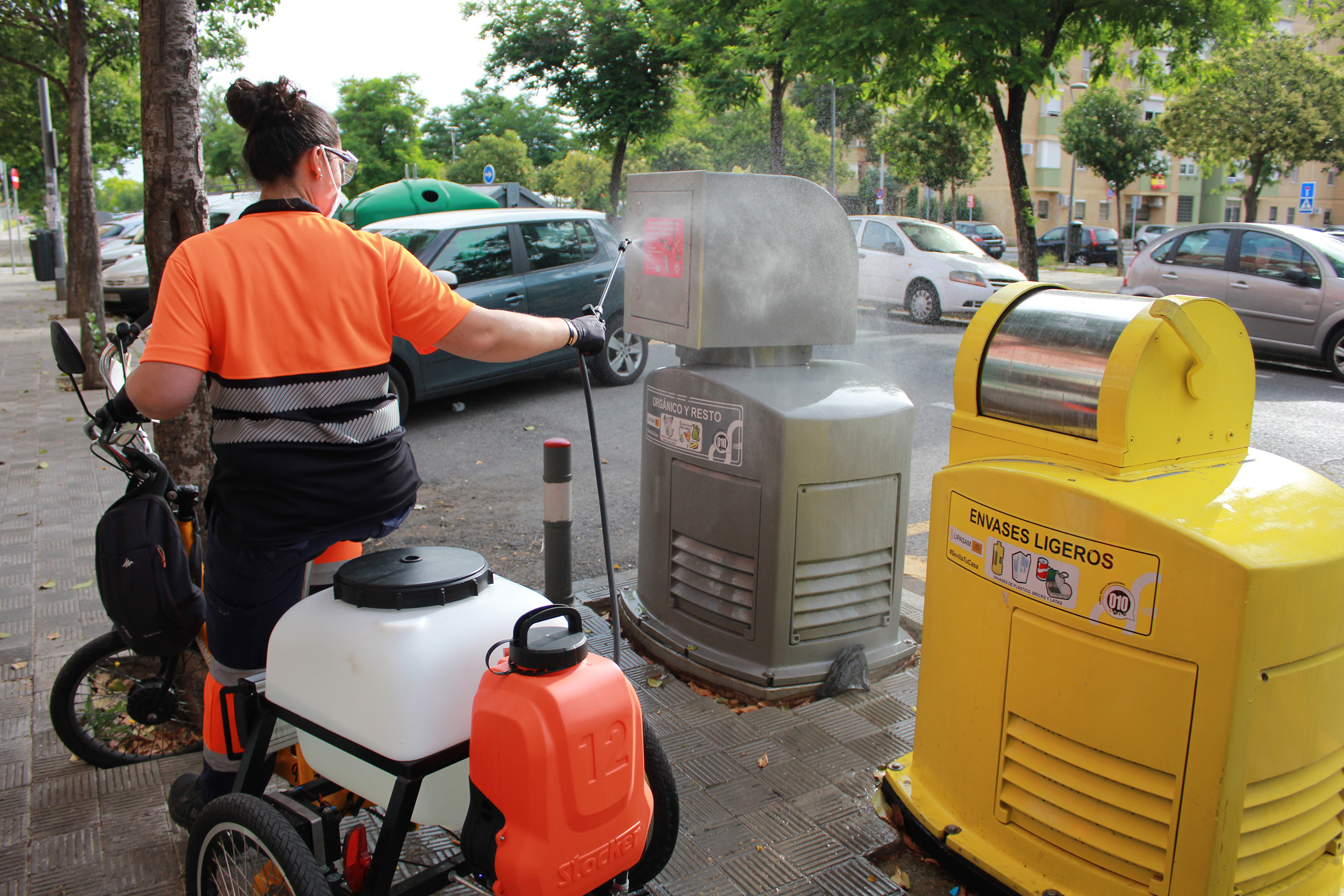 En este momento estás viendo Lipasam desinfectará contenedores y mobiliario urbano con triciclos eléctricos adaptados