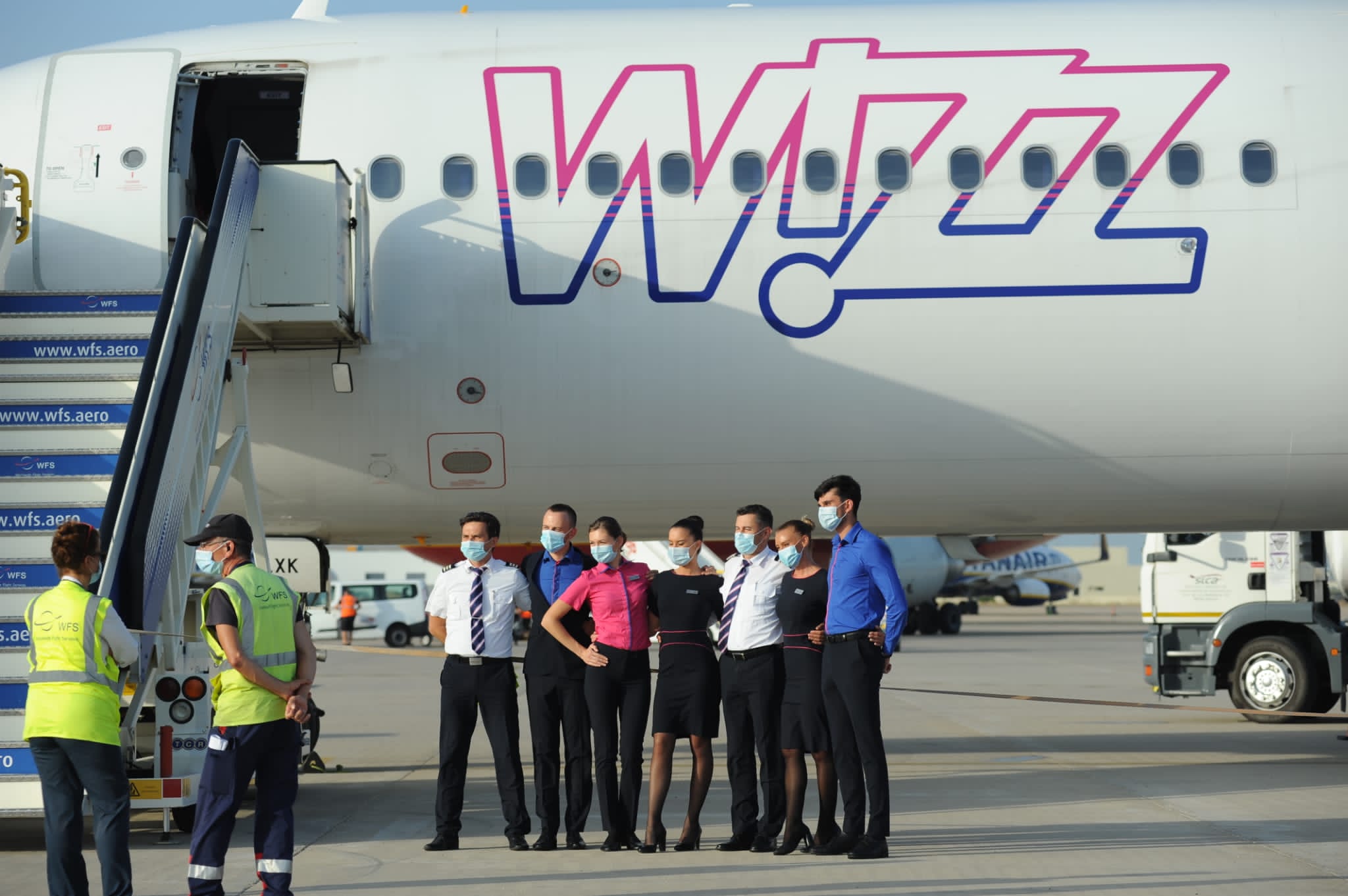 En este momento estás viendo El Aeropuerto de Sevilla recibe el primer vuelo de la ruta de Wizzair con Bucarest