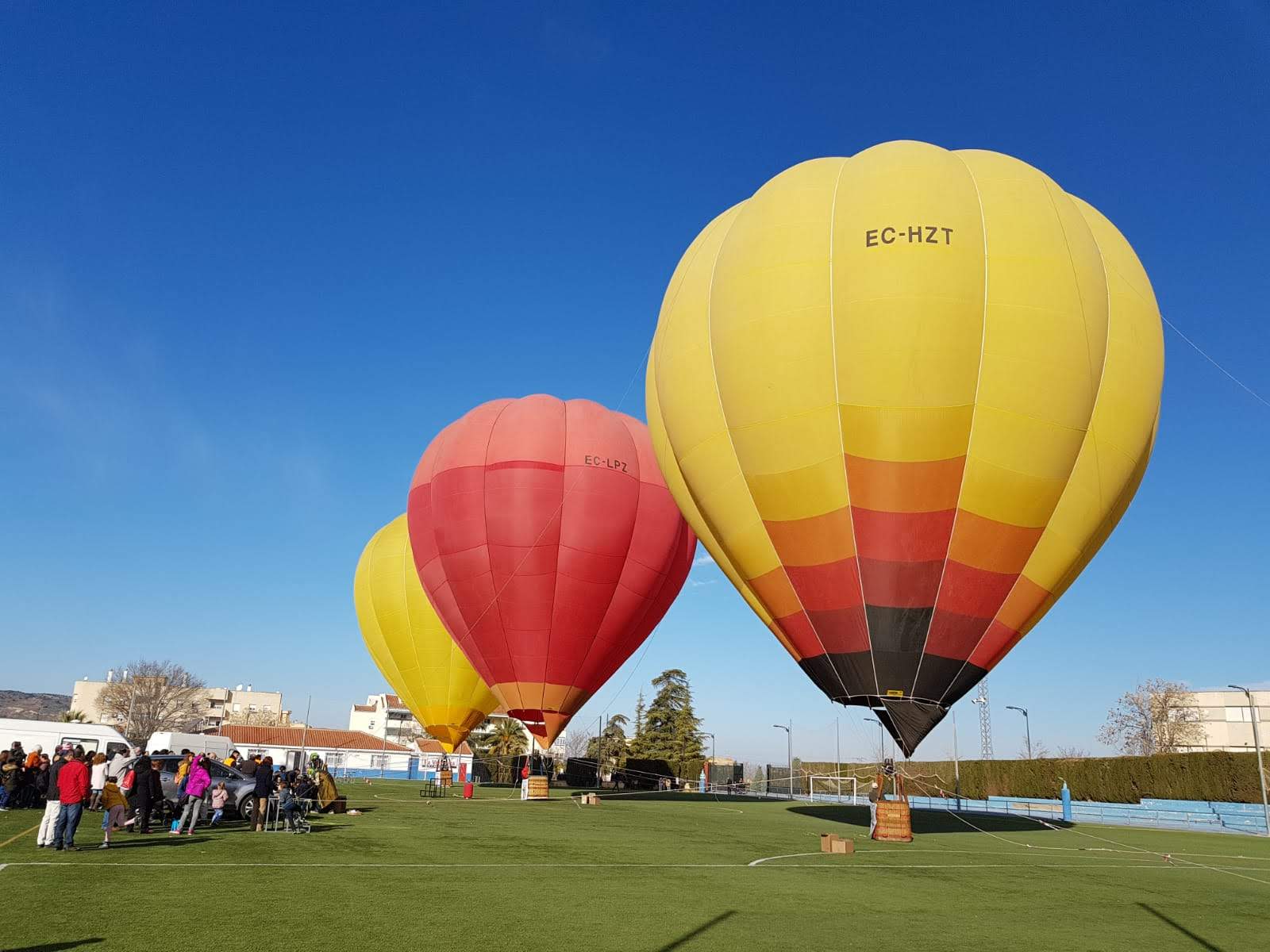 Cinco globos aerostáticos bailarán sevillanas sobre cielo de Sevilla la próxima Feria de Abril - Centro