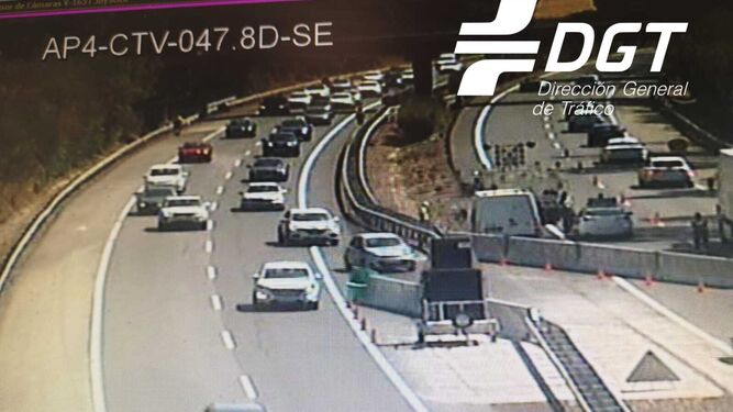 En este momento estás viendo Más de 4.000 vehículos utilizaron en la tarde del domingo el tercer carril adicional de la AP-4 en sentido Sevilla