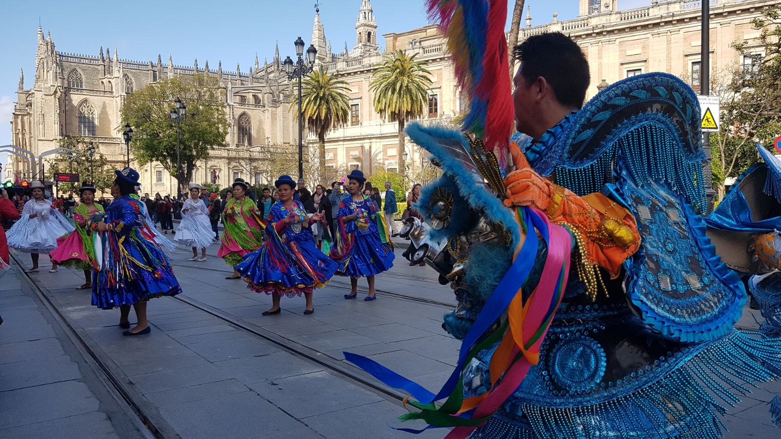 M S De Personas Desfilar N En La Vi Edici N Del Carnaval Boliviano E Iberoamericano