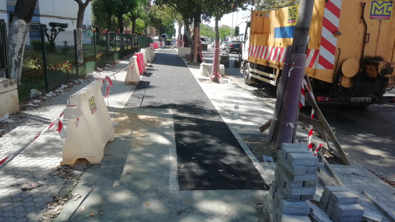 En este momento estás viendo Concluyen las obras de mejora del acerado y el carril bici de la Avenida de Llanes en el cruce con Carretera Carmona y alcalde Manuel del Valle