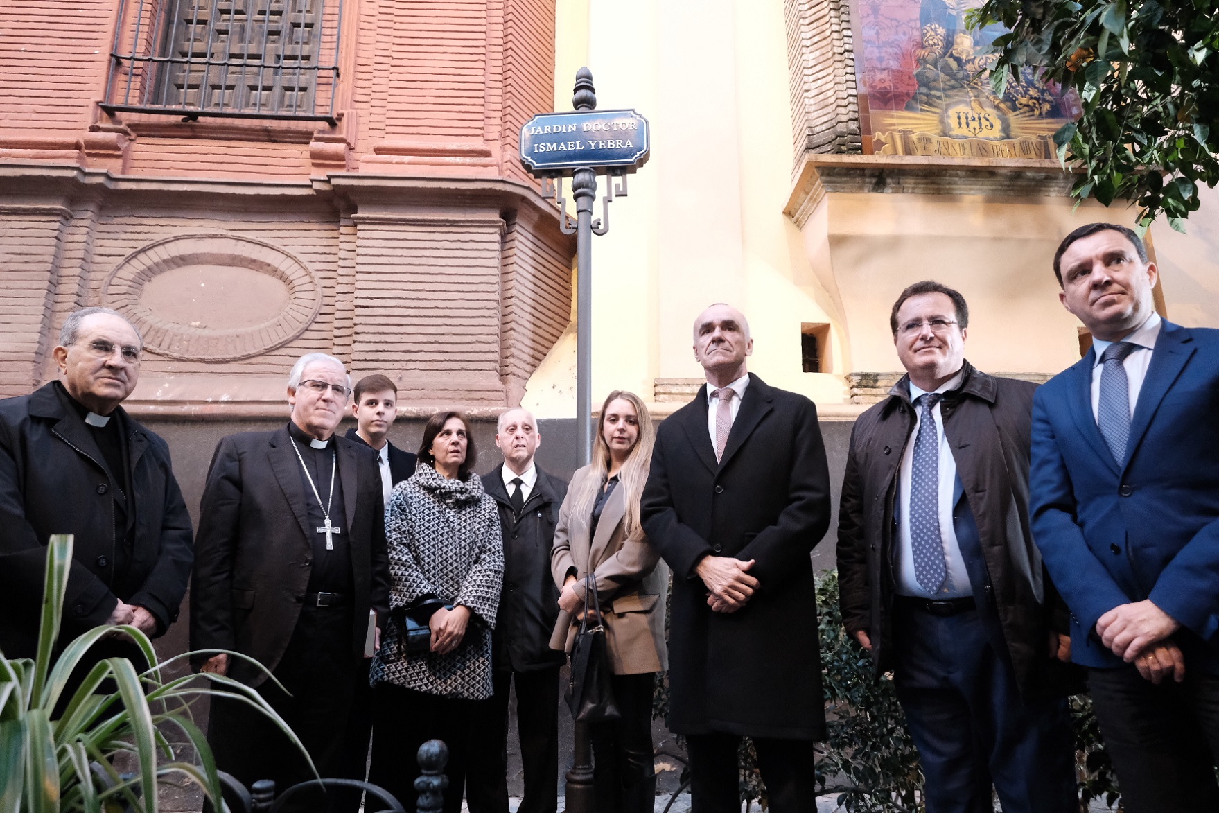 En este momento estás viendo Emotivo acto de rotulación del Jardín Doctor Ismael Yebra frente a la Parroquia de San Isidoro