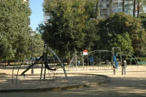Lee más sobre el artículo Prosiguen las obras de mejora en el Parque de los Príncipes con la pavimentación del área de juegos infantiles y la mejora del arbolado de su entorno