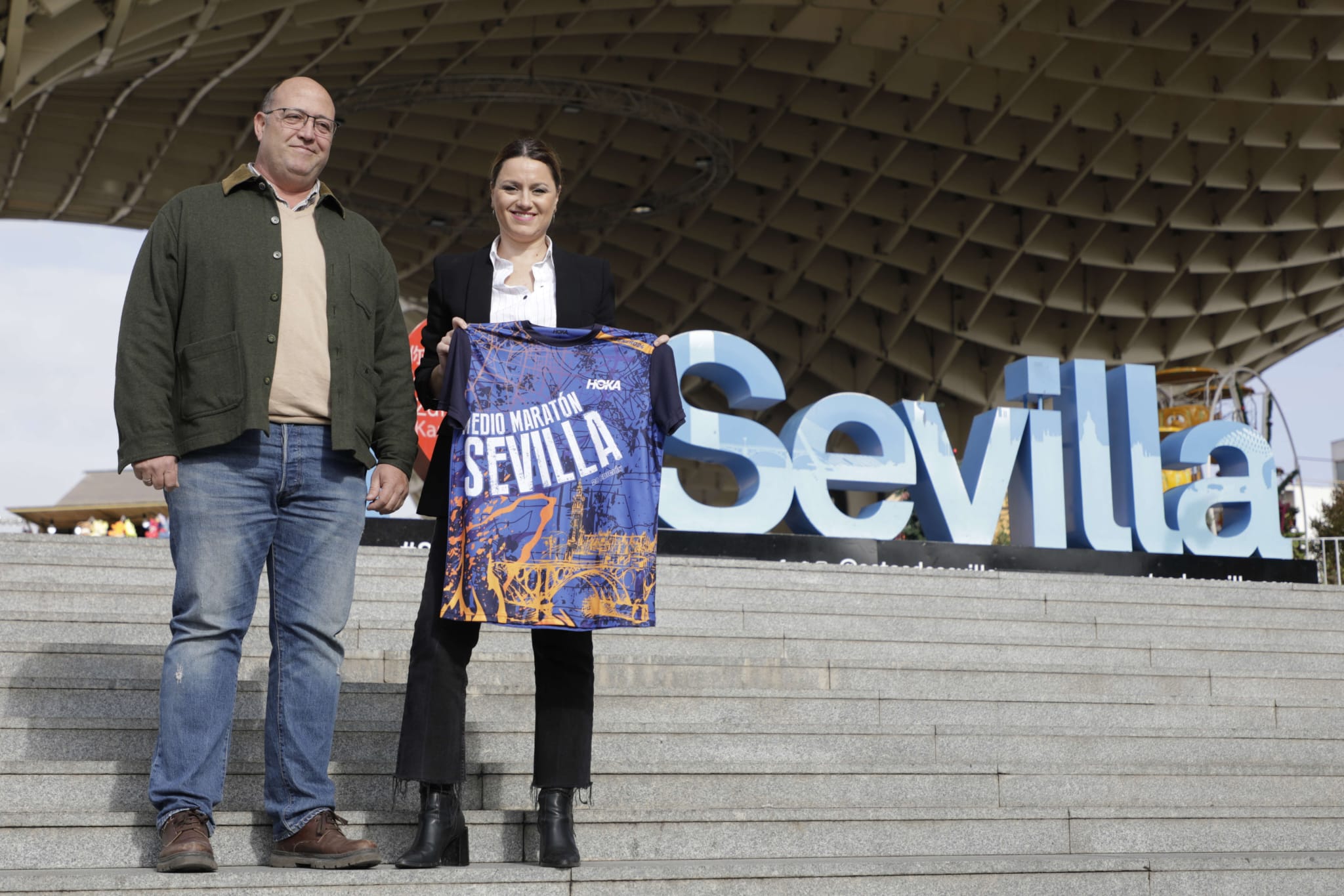 En este momento estás viendo Presentadas las camisetas que lucirán los 14.000 participantes del Medio Maratón de Sevilla 2024