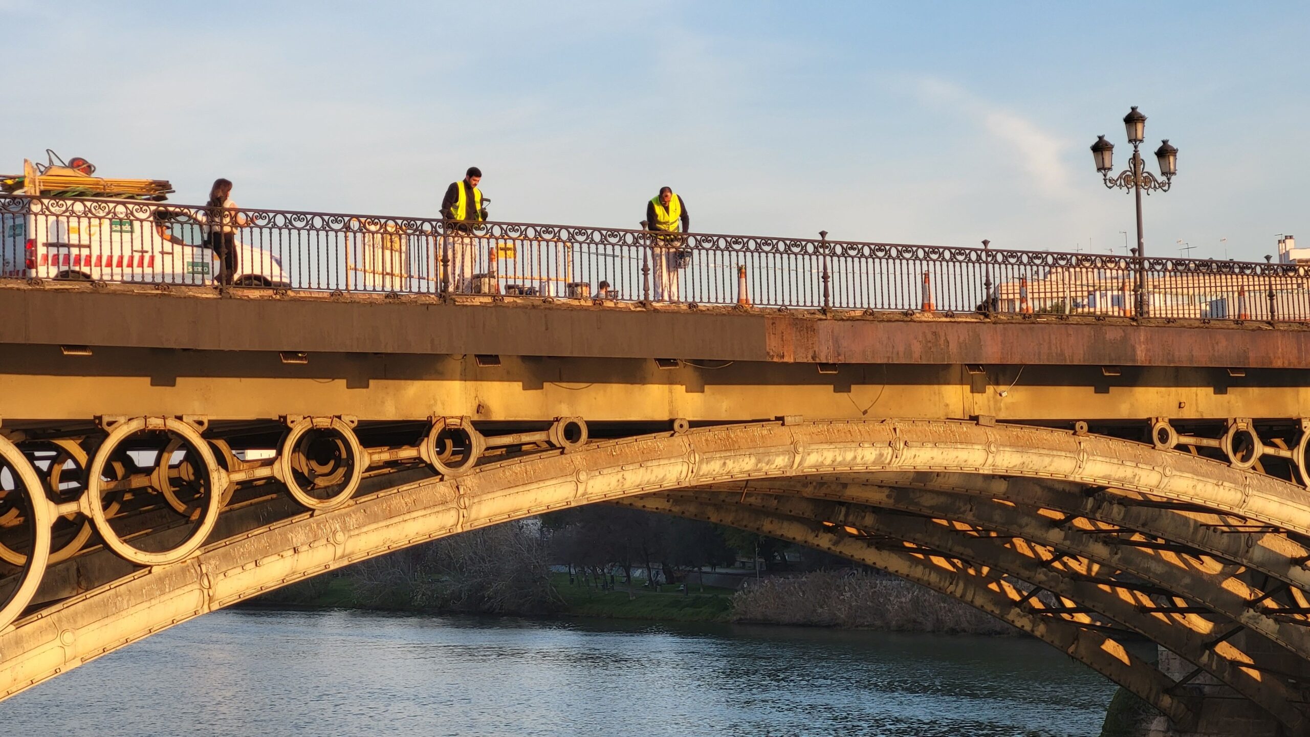 En este momento estás viendo Comienzan los trabajos de conservación del puente de Triana
