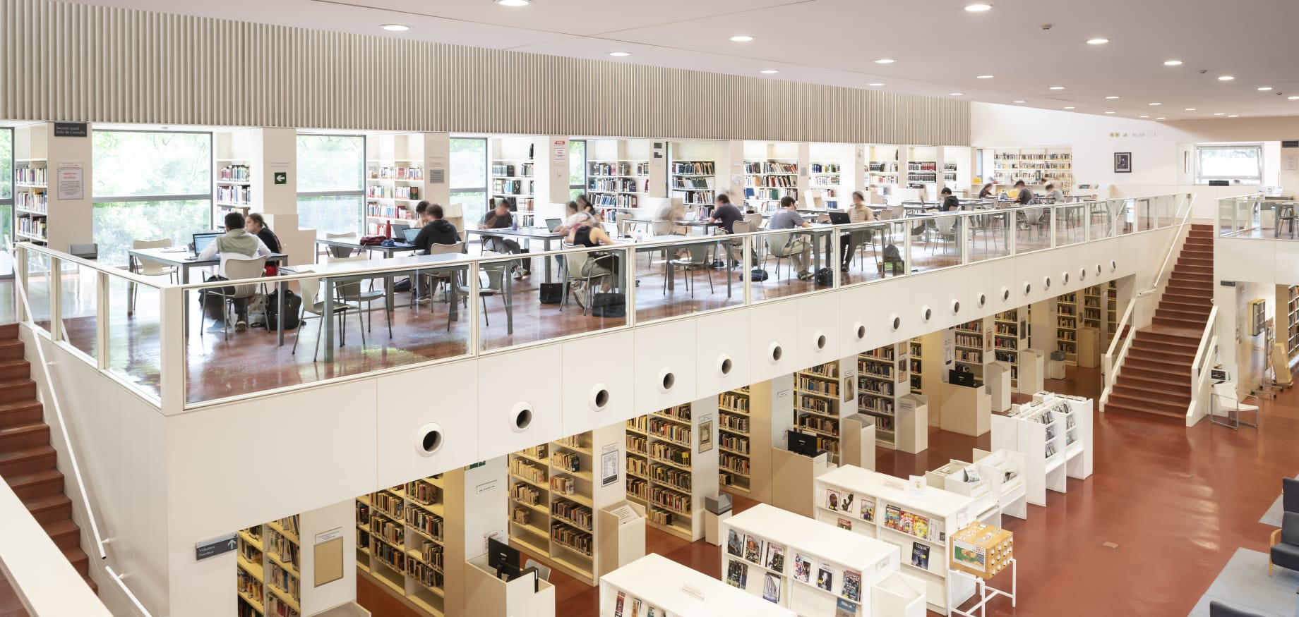 En este momento estás viendo La biblioteca pública Infanta Elena se pone al día