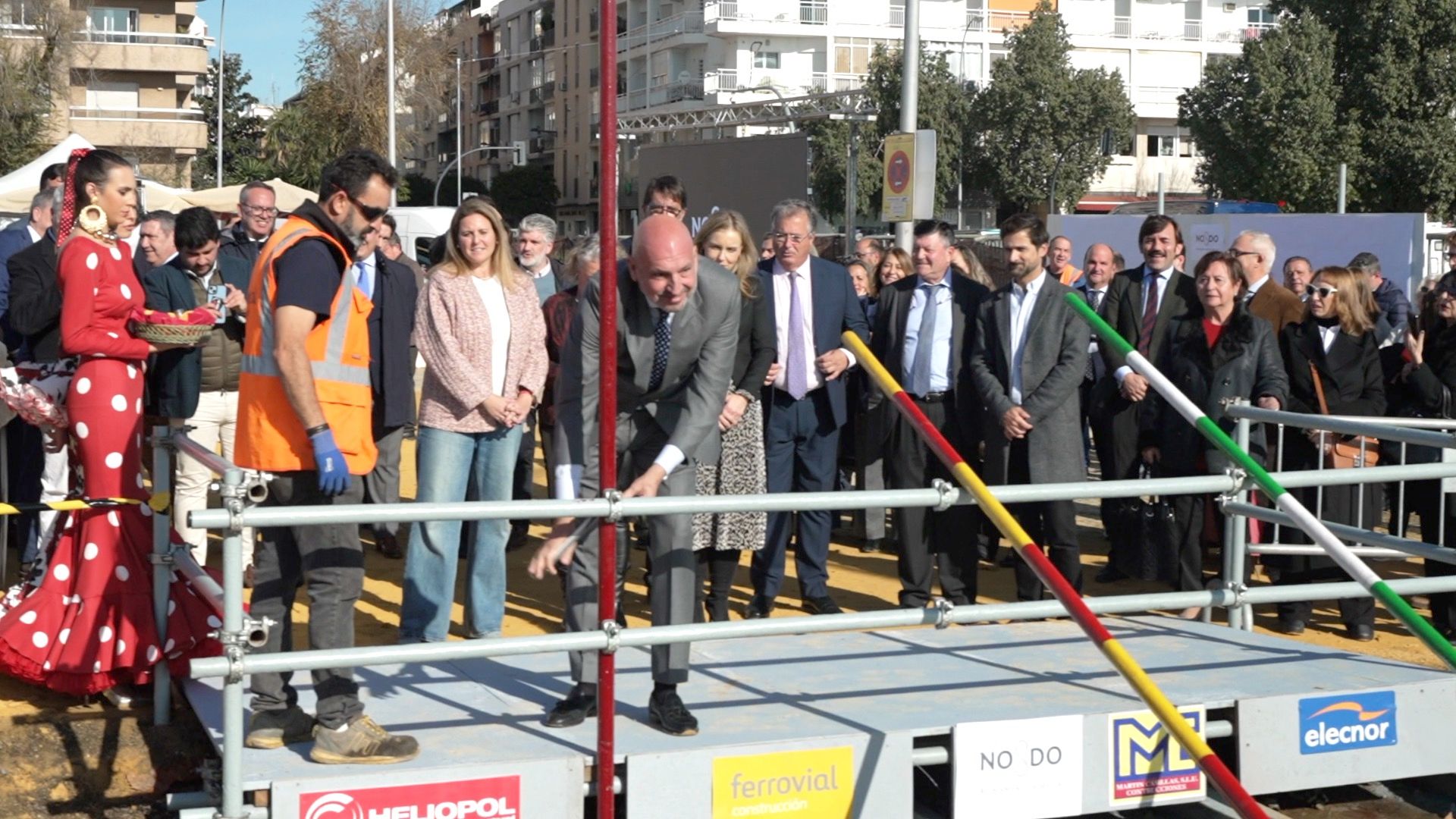 En este momento estás viendo Comienza el montaje de la portada de la Feria de Abril que tendrá más de 28.000 bombillas