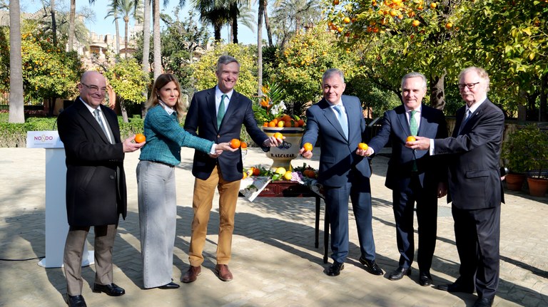 Sevilla entrega naranjas amargas del Alcázar al embajador del Reino Unido para la tradicional mermelada real