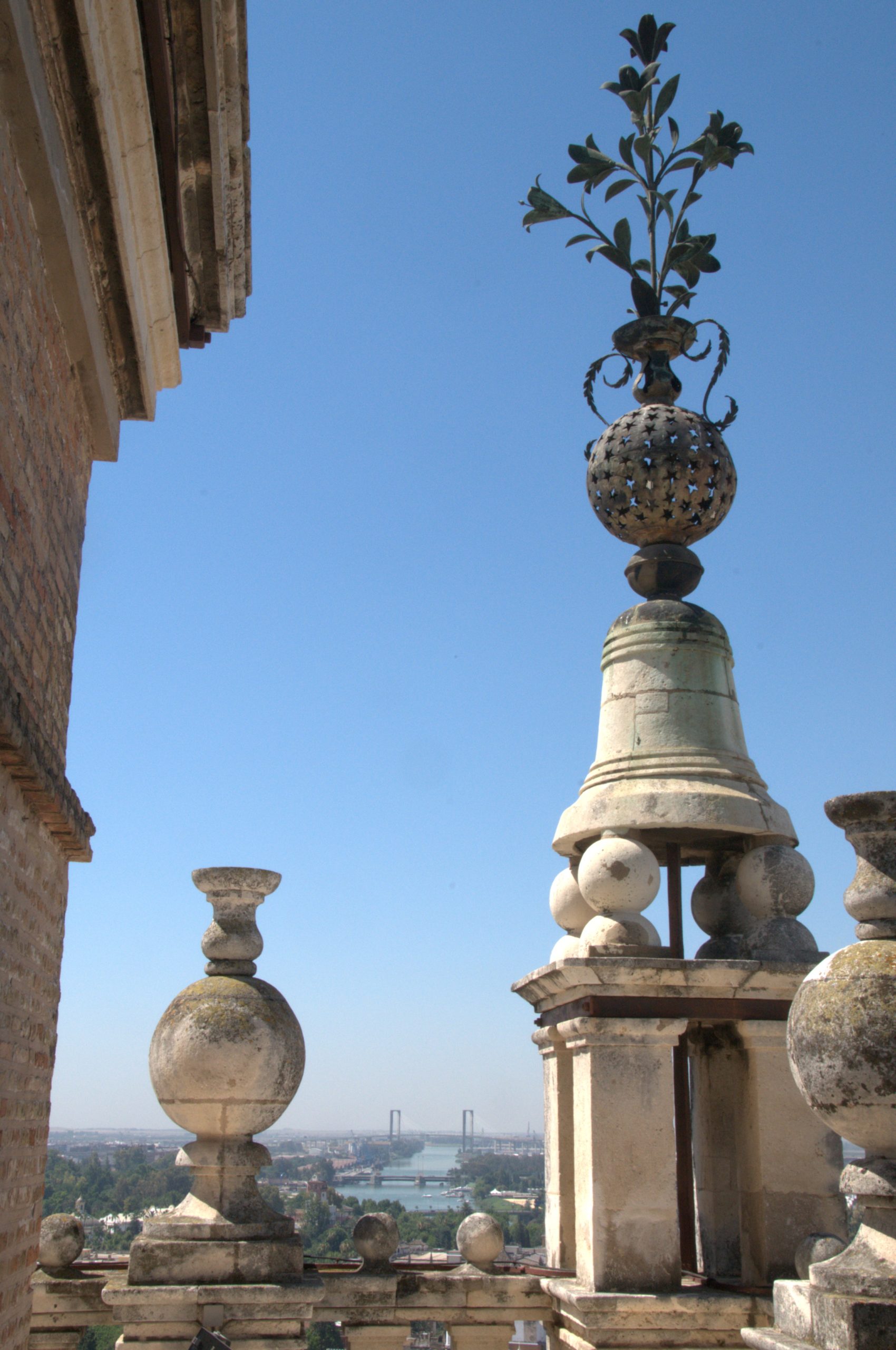 Patrimonio autoriza actuaciones de emergencia en el conjunto de azucenas de la Giralda