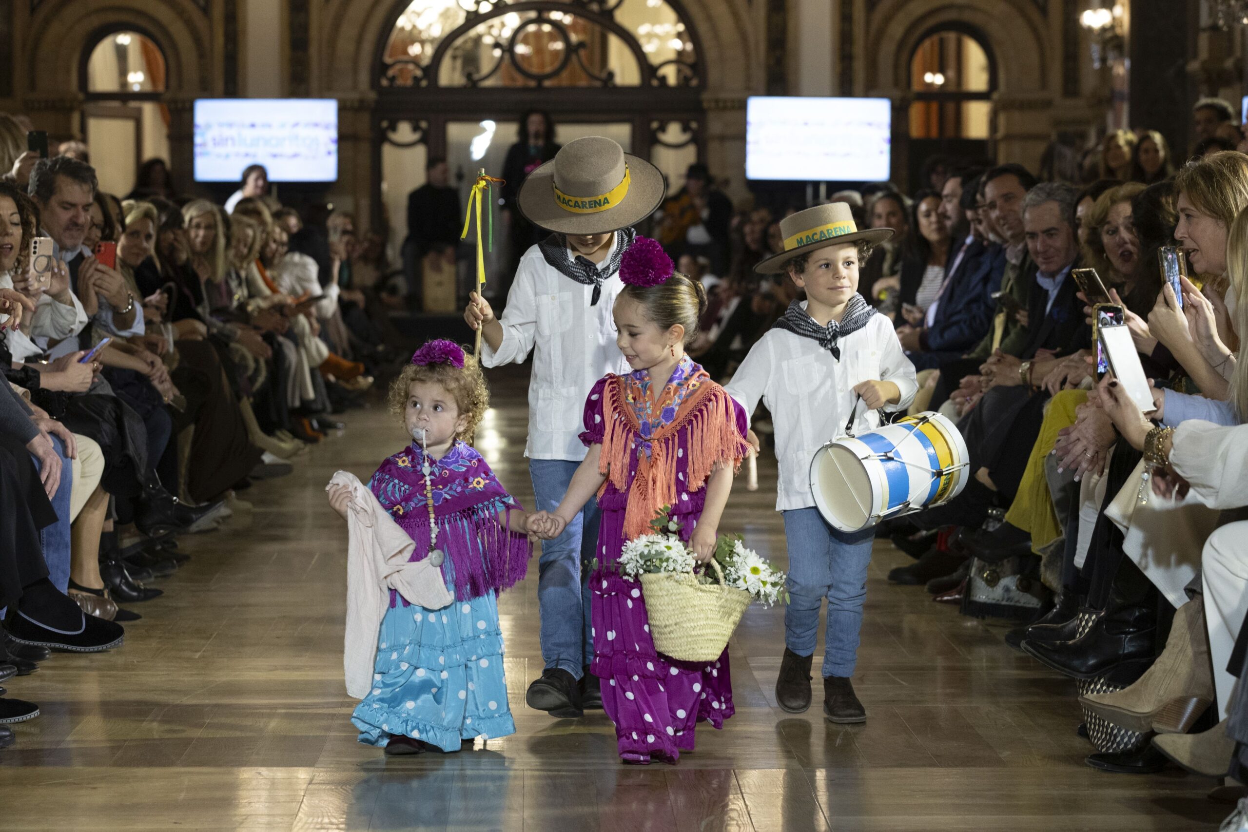 El Desfile Benéfico del Rocío de la Macarena llena de moda, música y devoción el Hotel Alfonso XIII