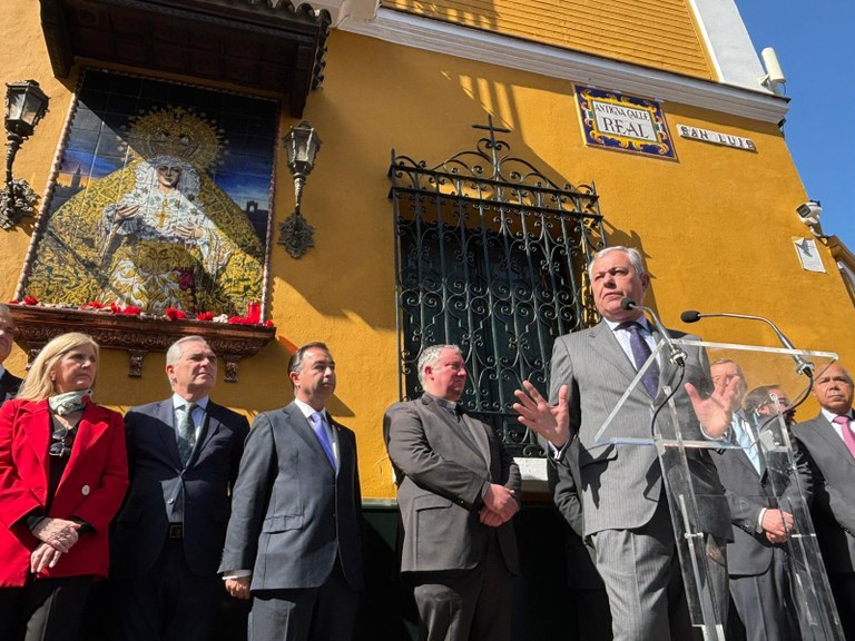 Inaugurado el rótulo cerámico de la antigua «Calle Real» en San Luis