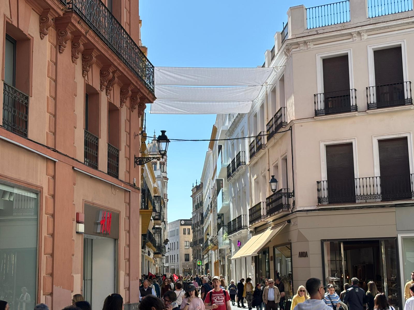 30 calles del centro y el puente de San Telmo tendrán toldos este verano