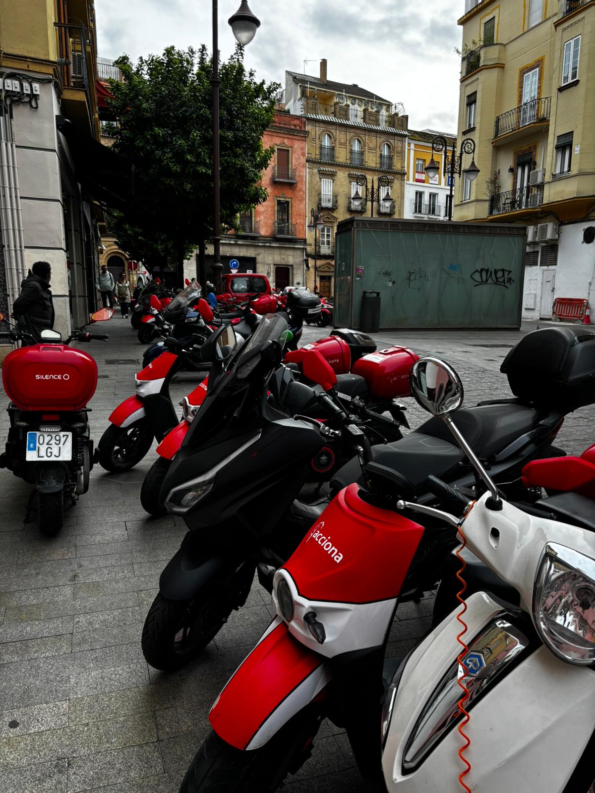 El PSOE denuncia una “invasión”de las vías peatonales del Casco Antiguo por parte de las motos de alquiler