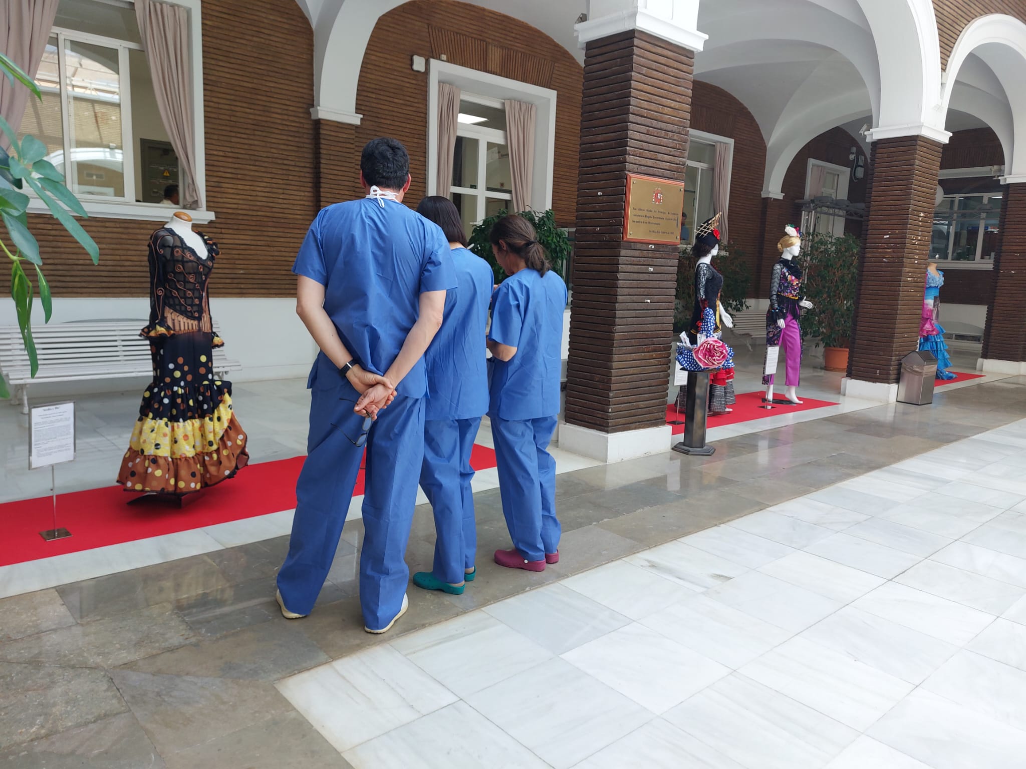 El Virgen del Rocío acoge una exposición solidaria para mostrar Sevilla a través de trajes de flamenca