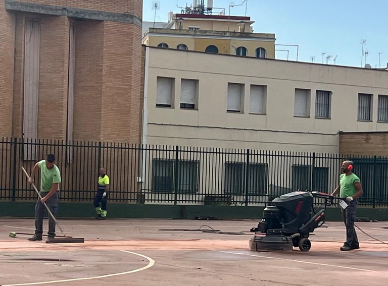Continúan las obras del Parque Manuel Garrido en La Barzola con la construcción de una nueva pista deportiva