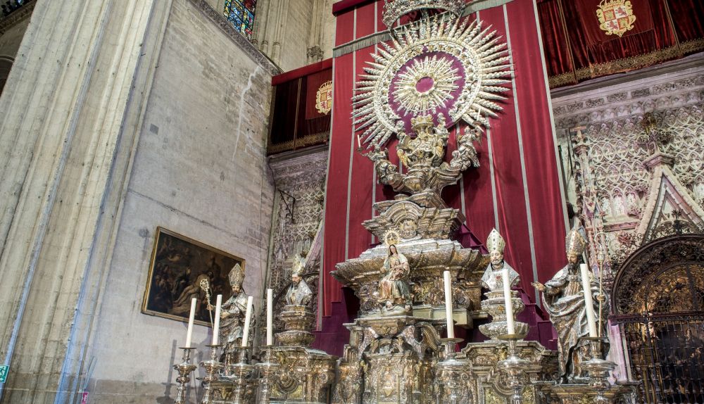La Catedral prepara ya el altar de plata para el Corpus tras su restauración