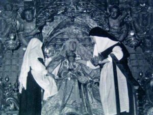 Lee más sobre el artículo Así se prepara el paso de la Virgen de los Reyes