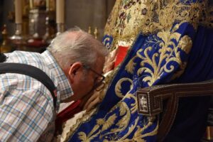 Lee más sobre el artículo La devoción a la Virgen de los Reyes vuelve a llenar la Capilla Real en su segundo besamanos de agosto