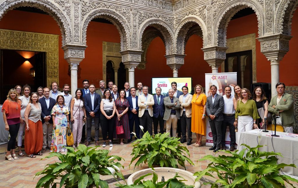 ASET presenta la tarjeta Sevilla Tuya, con ventajas turísticas para los sevillanos y los censados en la ciudad