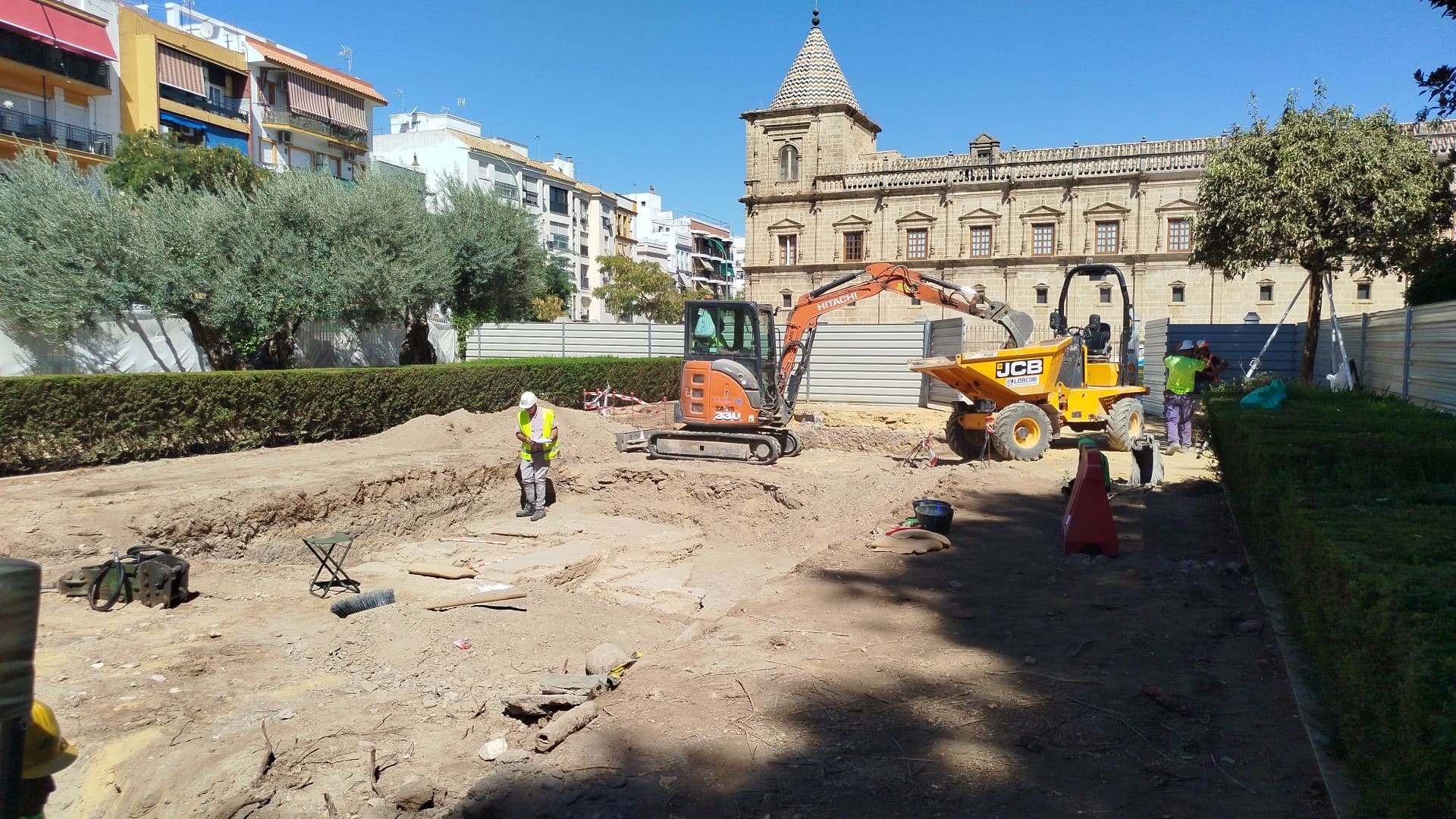 En este momento estás viendo Las obras de la Línea 3 del Metro de Sevilla acometen el traslado de cinco ombúes a los Jardines del Parlamento
