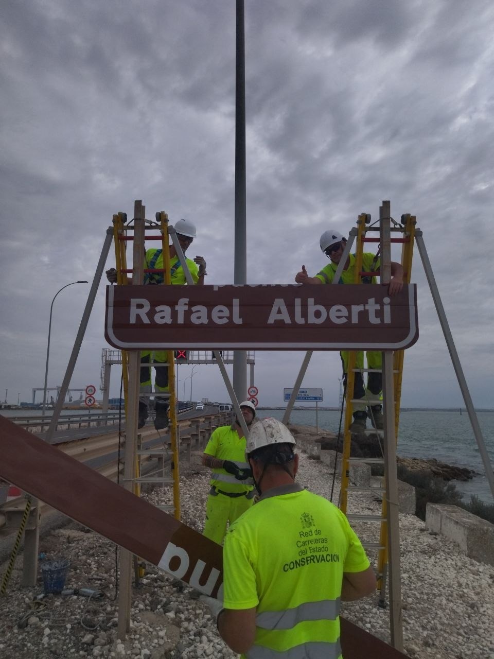 Transportes cambia el nombre del puente José León de Carranza de Cádiz por el de Rafael Alberti en cumplimiento de la Ley de Memoria Democrática