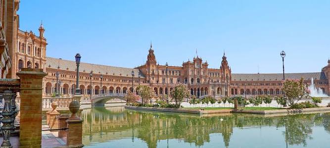 El Ayuntamiento aprueba la ordenanza que regulará los usos de la Plaza de España