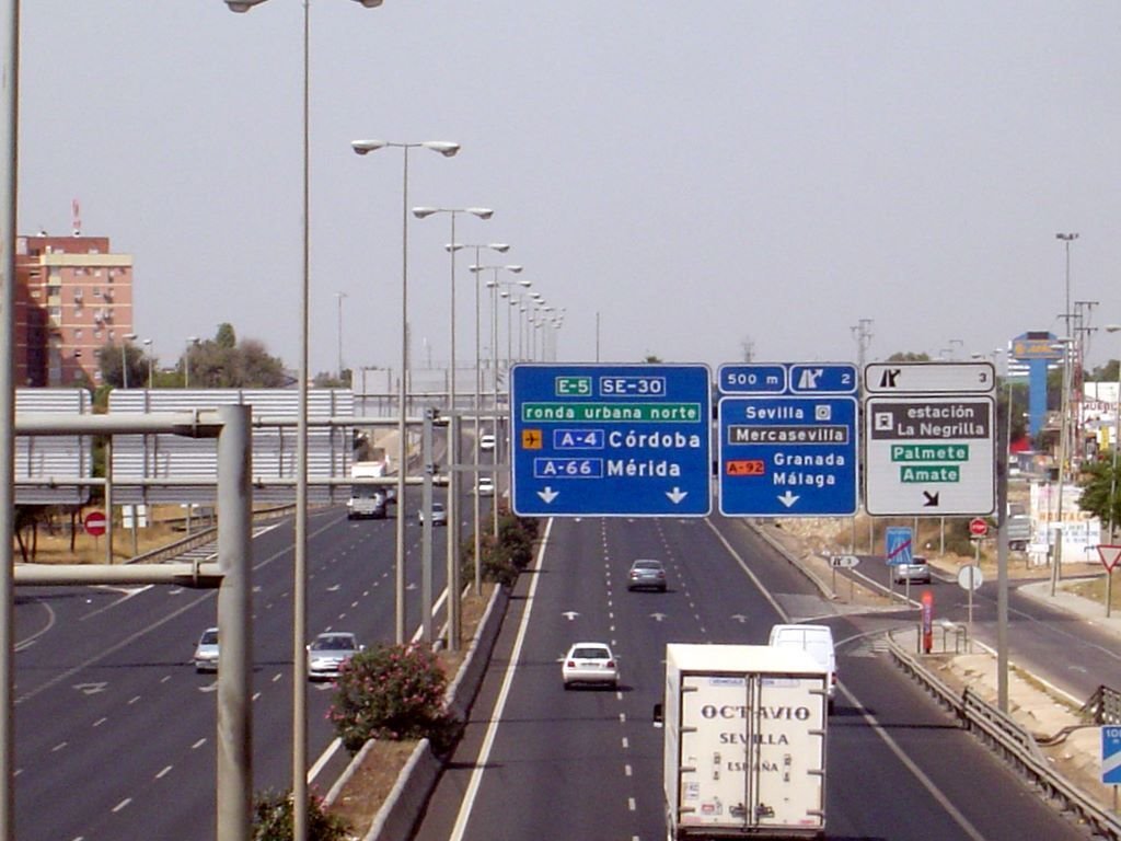 Tráfico inicia en Sevilla la campaña especial de control de distracciones al volante que supuso 141 multas con conducir sujetando el teléfono con la mano en 2025